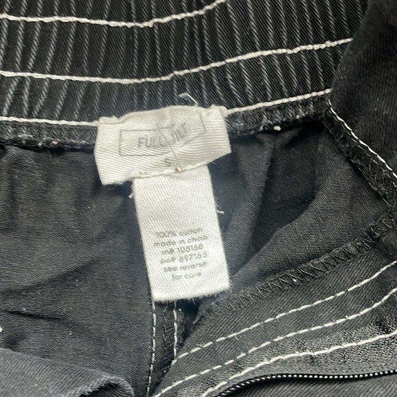 Black shorts with white contrast - Picture 3 of 4